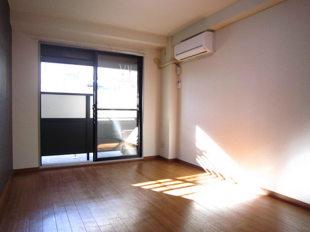 居室・リビング　写真は反転のお部屋です