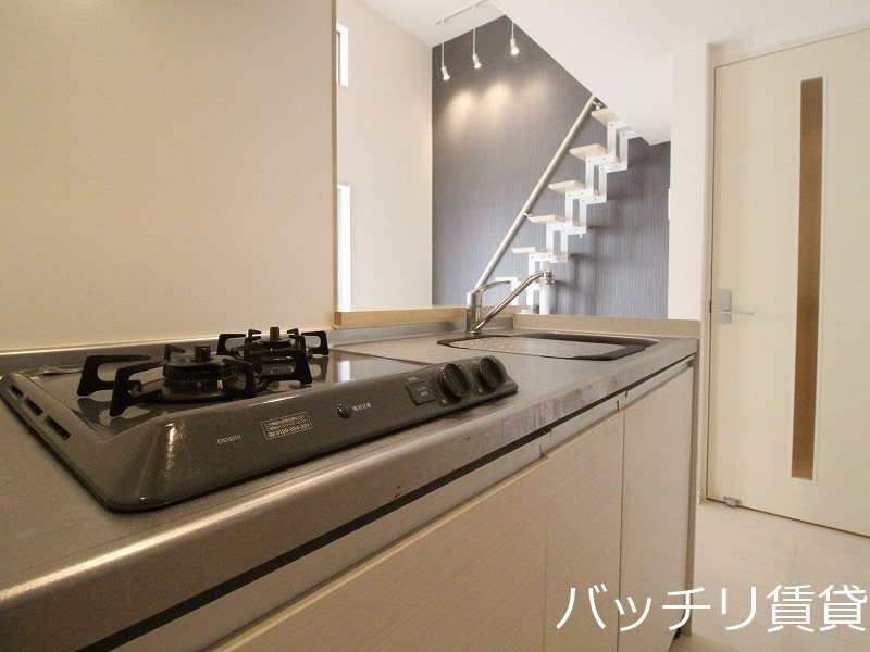 キッチン　別号室タイプの為、現状を優先致します。