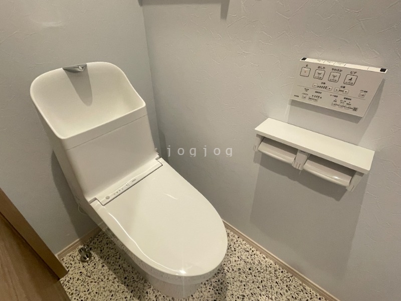 トイレ　温水洗浄便座付きのトイレとなっております。