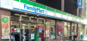 コンビニ　ファミリーマート新井薬師店（コンビニ）まで367m