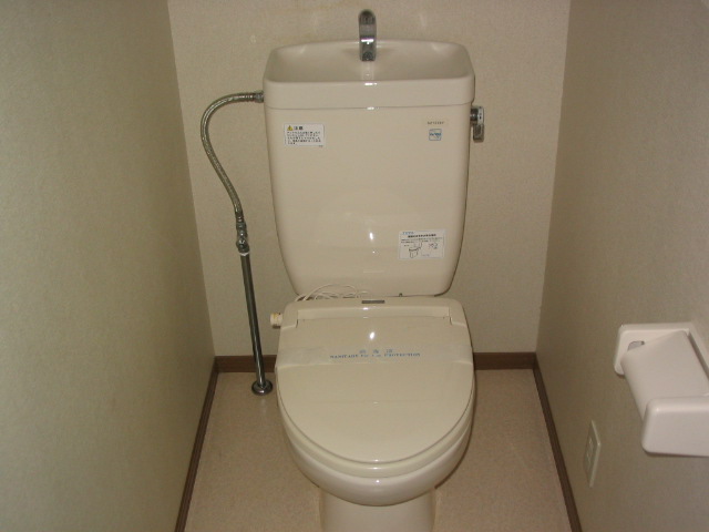 トイレ　シャワートイレになっています。