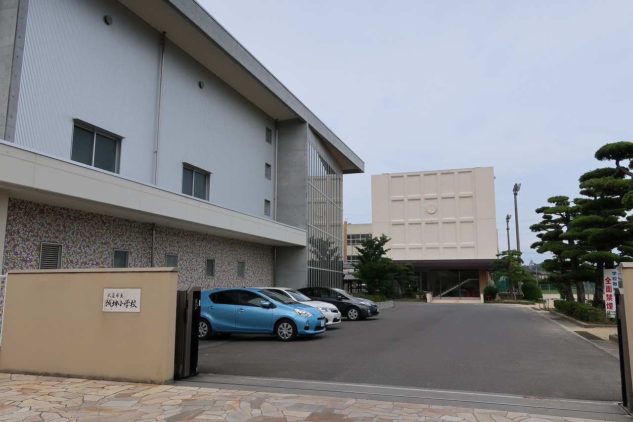 小学校　丸亀市立城坤小学校（小学校）まで429m