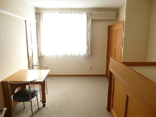 居室・リビング　備え付けテーブルは折りたたみ式です♪