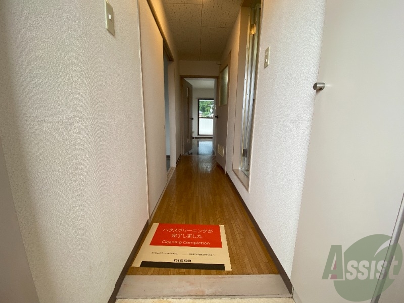 玄関　玄関から撮影しました。敷居が高くなくて安心ですね。