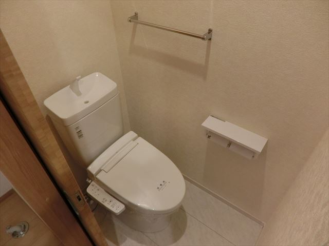 トイレ　温水洗浄便座付き