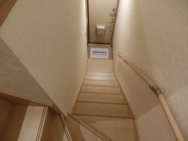 玄関　階段下に玄関で靴箱があります
