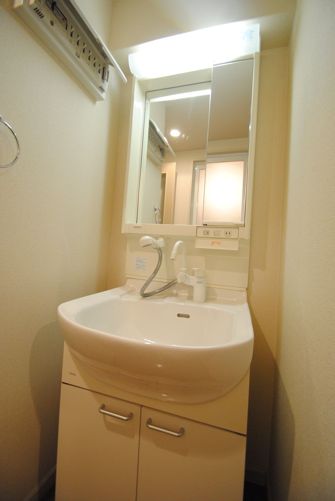 洗面設備　脱衣場には化粧台付き