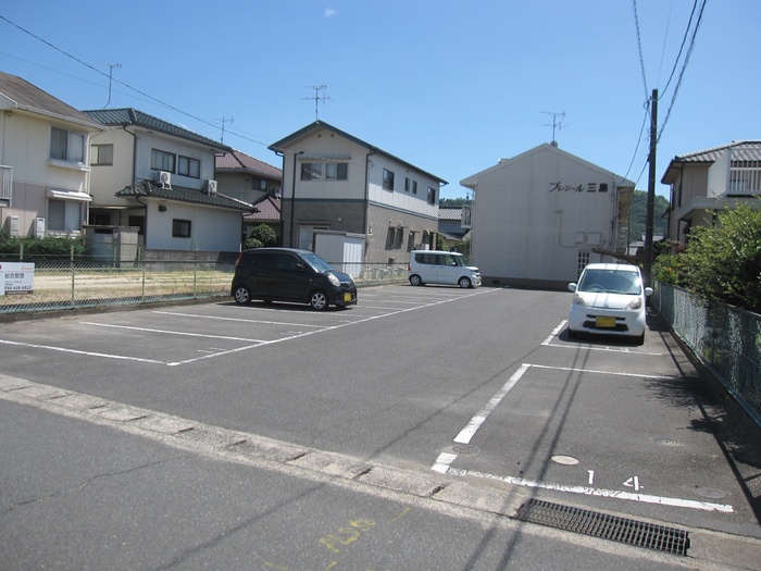 【プレジール三島の駐車場】