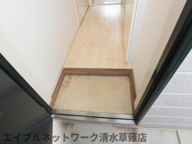 【静岡市清水区七ツ新屋のアパートの玄関】