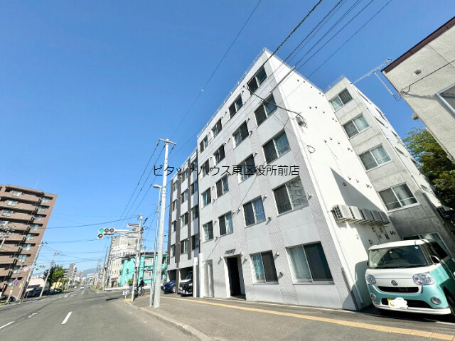 【札幌市東区北十三条東のマンションの建物外観】