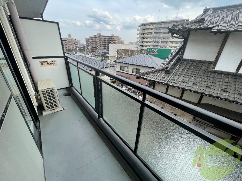 バルコニー　バルコニーがあるので洗濯物は外に干せそうですね。