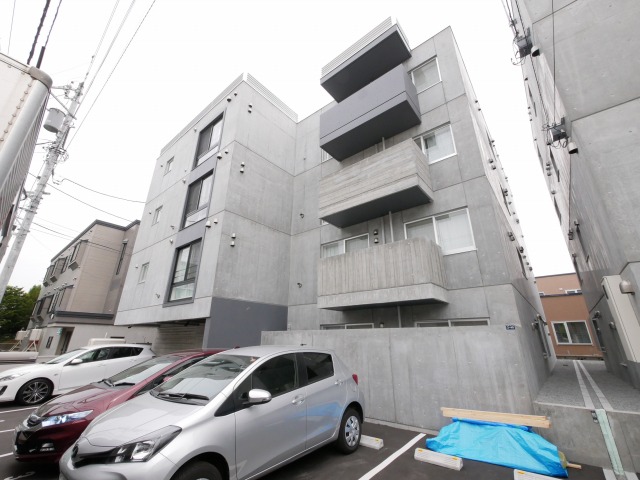 札幌市白石区東札幌四条のマンションの建物外観