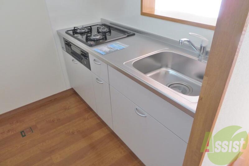 キッチン　システムキッチンで、ガスコンロもついてお料理も楽々ですね。