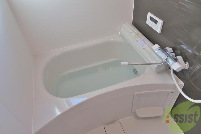 バス・シャワールーム　広いバスタブで足も延ばせてゆっくりできますね。