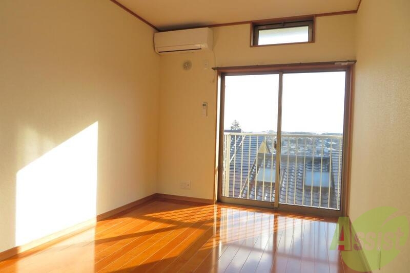 居室・リビング　大きな窓で光がたくさん差し込みますね。