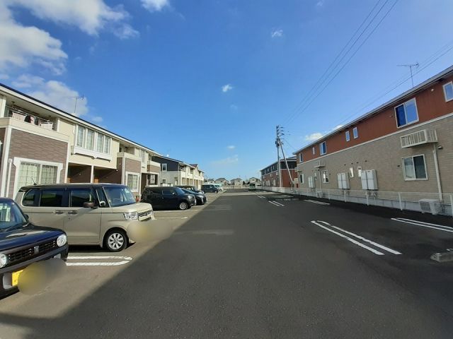 【亘理郡亘理町逢隈中泉のアパートの駐車場】