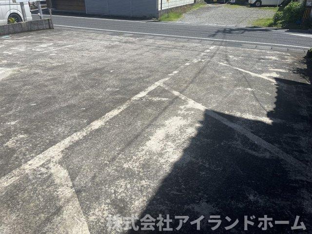 【しんかいアパートの駐車場】