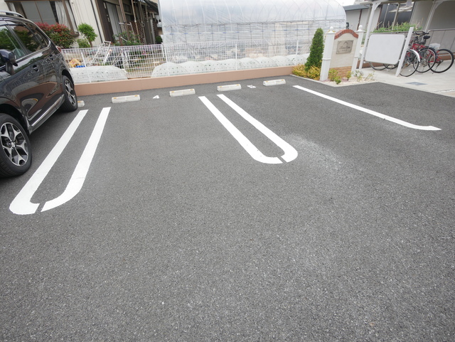 【海老名市中野のアパートの駐車場】