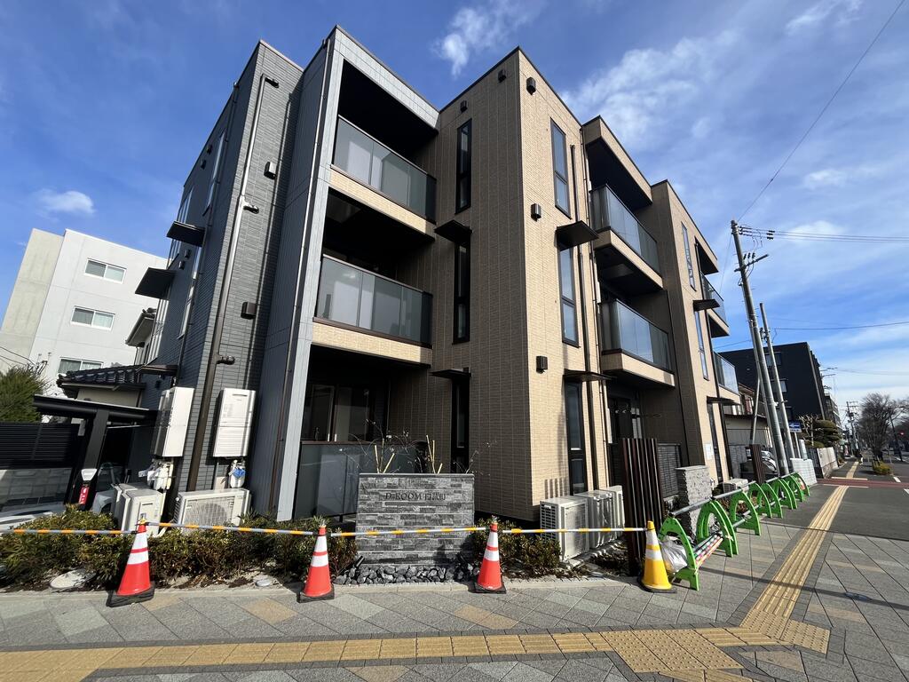 D-ROOM白萩町の建物外観