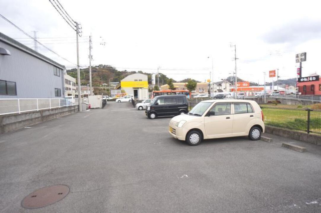 【松山市平田町のマンションの駐車場】