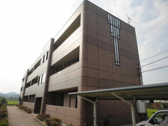 【松山市平田町のマンションの建物外観】