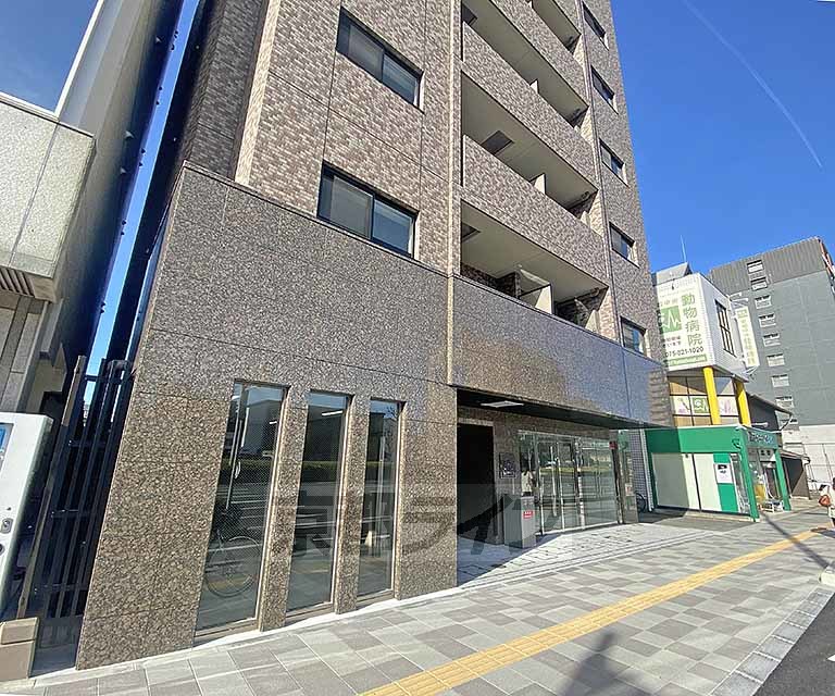 京都市下京区柿本町のマンションの建物外観