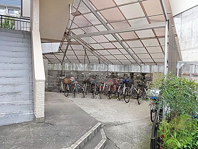 【ハイツ上野台A棟のエントランス】