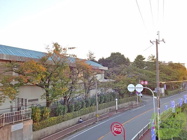【ハイツ上野台A棟の小学校】
