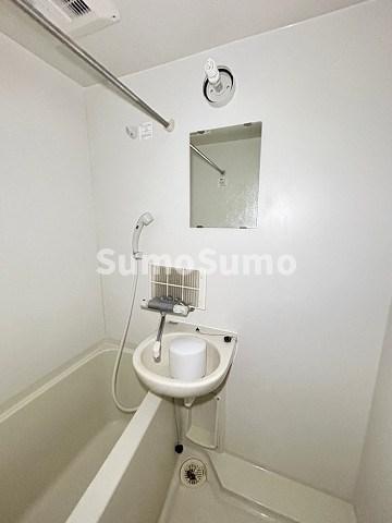 洗面設備　明るい洗面所です