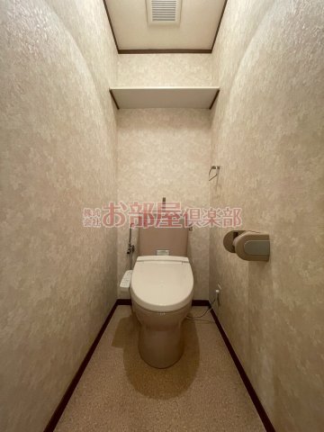 トイレ　落ち着いた色調のトイレです