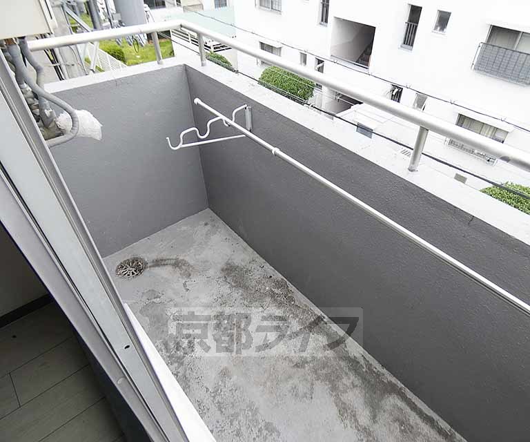 【京都市伏見区深草西浦町７丁目のマンションのバルコニー】