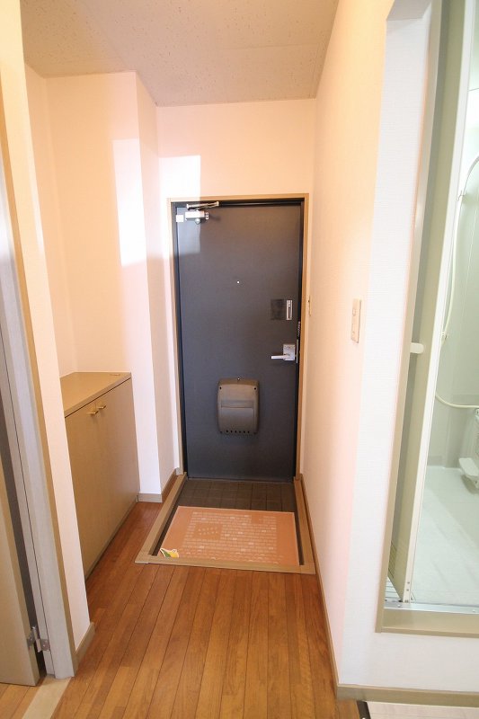 玄関　※類似写真　現況と異なる場合がございます