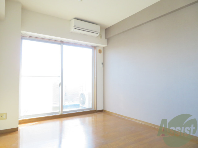 その他部屋・スペース　別の角度から洋室を撮影しました。日射しがあり明るい印象。