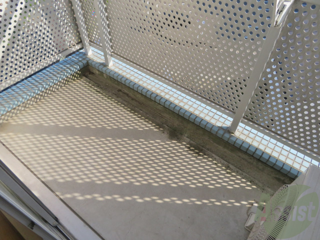 バルコニー　バルコニー。洗濯物がはかどりそうな広さがありますよ。