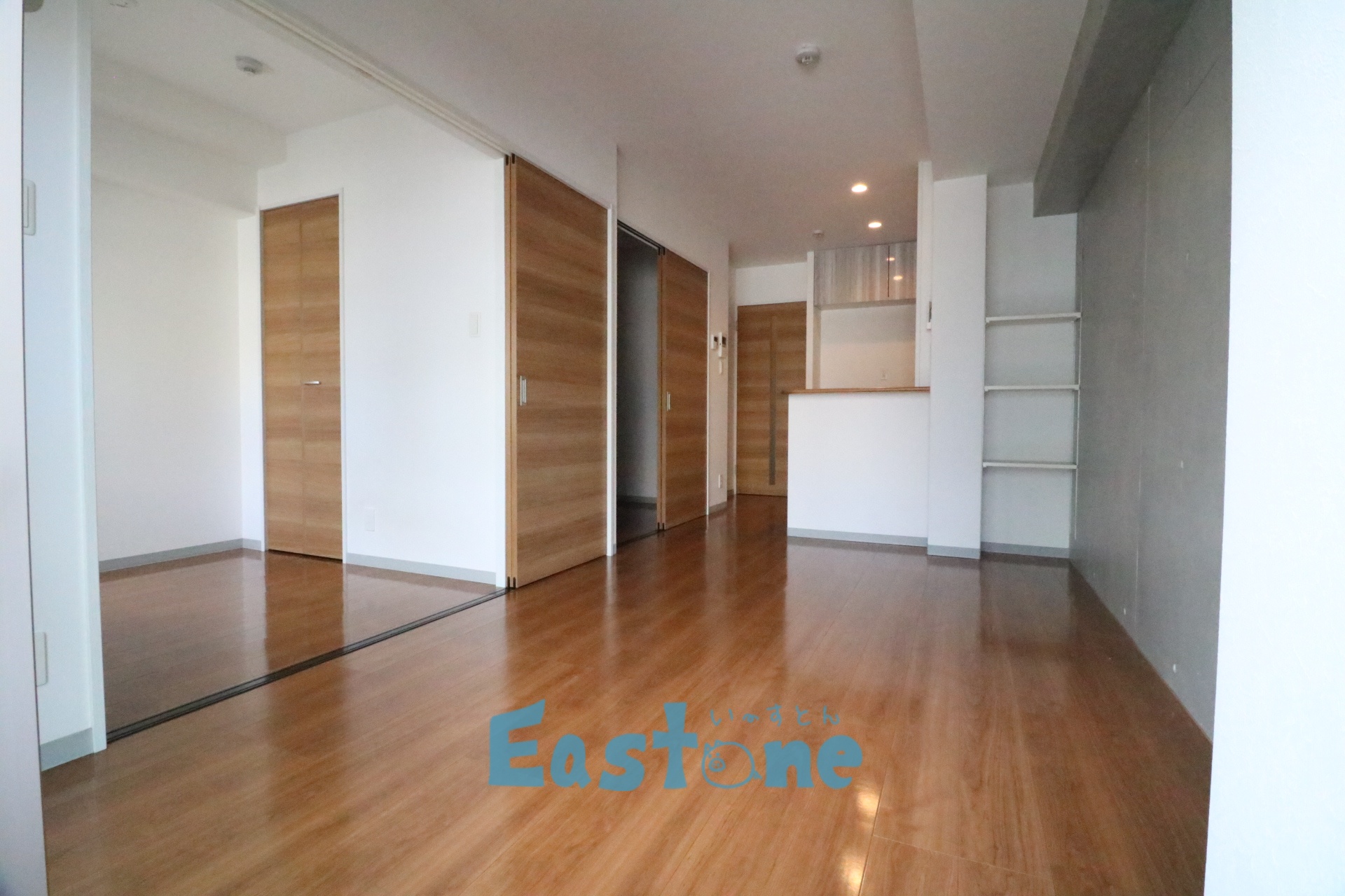 居室・リビング　コンクリート壁で対面キッチンの可愛いお部屋♪