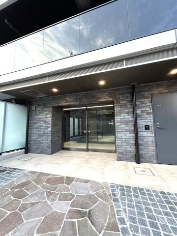 【新宿区余丁町のマンションのエントランス】