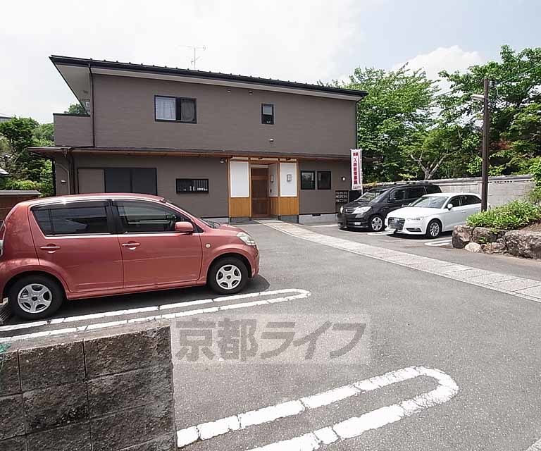 【京都市右京区鳴滝藤ノ木町のアパートの駐車場】