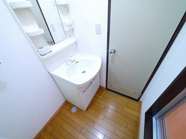 洗面設備　独立洗面台、朝の身支度には欠かせません