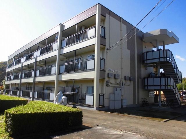 【町田市相原町のマンションの建物外観】