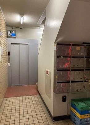 【港区赤坂のマンションのエントランス】