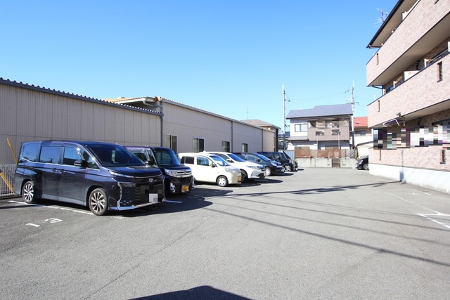 【松山市堀江町のマンションの駐車場】