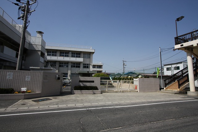 【岡山市南区泉田のマンションの小学校】