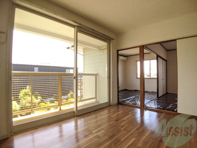 居室・リビング　窓が大きくて明るいですね。こちらはダイニングキッチンです。