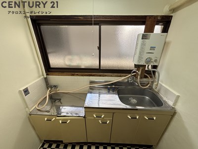 キッチン　キッチンに窓があり換気も良好です