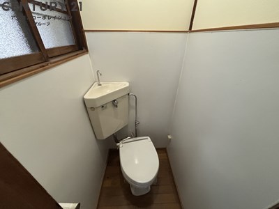 トイレ　洋室のトイレです・窓があります