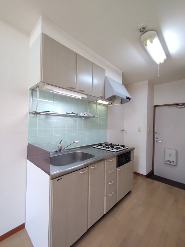 キッチン　システムキッチン（2口ガスコンロ）　※画像はクリーニング前の