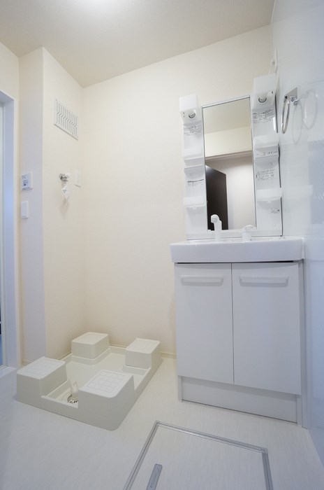 洗面設備　シャワー付きの独立洗面台