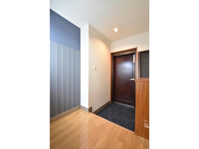 玄関　※写真は別号室のもの