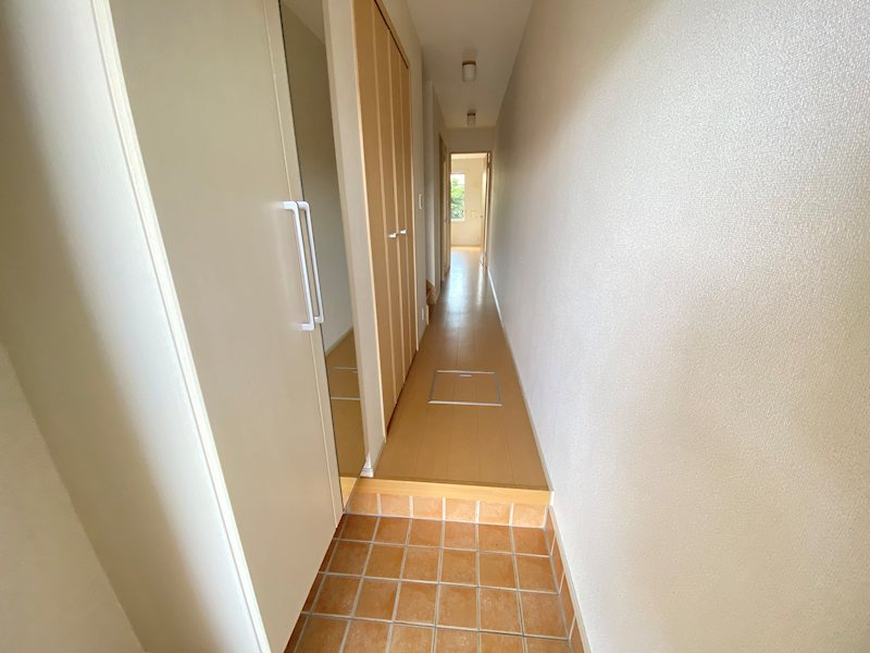 玄関　※別のお部屋の写真です。
