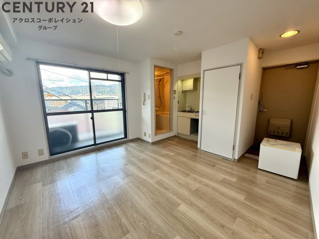 居室・リビング　床色が明るいお色で、日当たり良好で、とっても明るいお部屋です